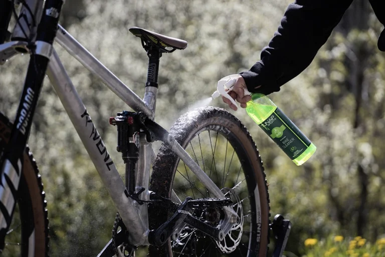 Fietsreiniger die op fiets wordt aangebracht