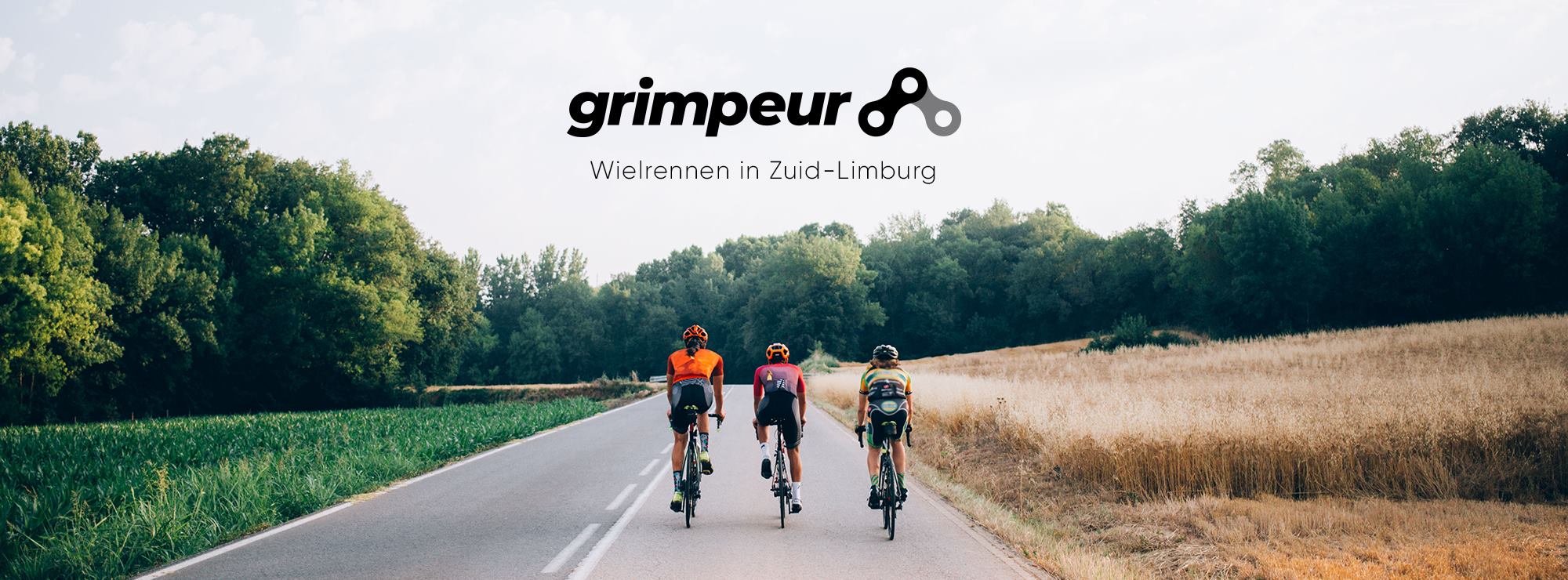 Foto van drie fietsers op de weg met logo Grimpeur